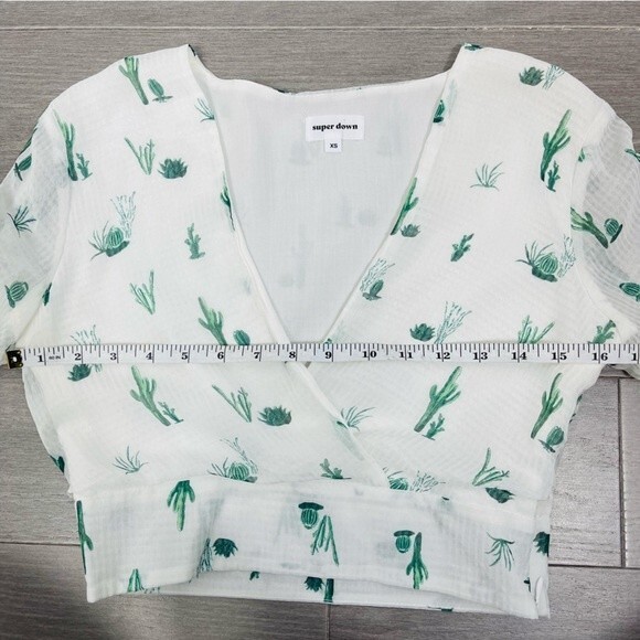 Superdown Revolve Cheyenne Crop Faux Wrap Surplus Top in White Cactus Print XS - Picture 15 of 16